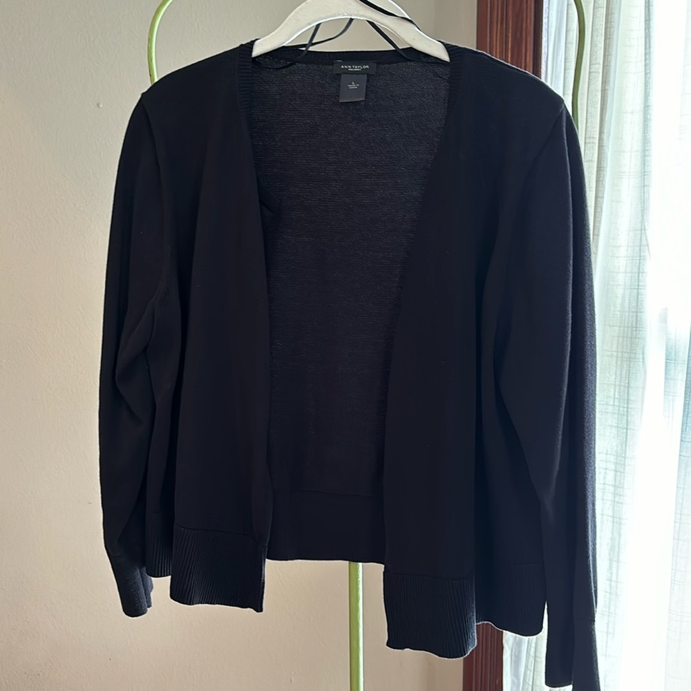 ANN TAYLOR SIZE LARGE BLACK CROPPED CARDIGAN